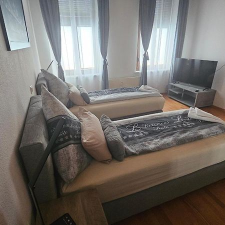 Suite Toni Bernburg Luaran gambar