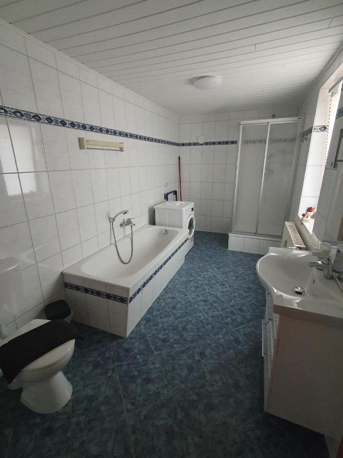 Suite Toni Bernburg Luaran gambar