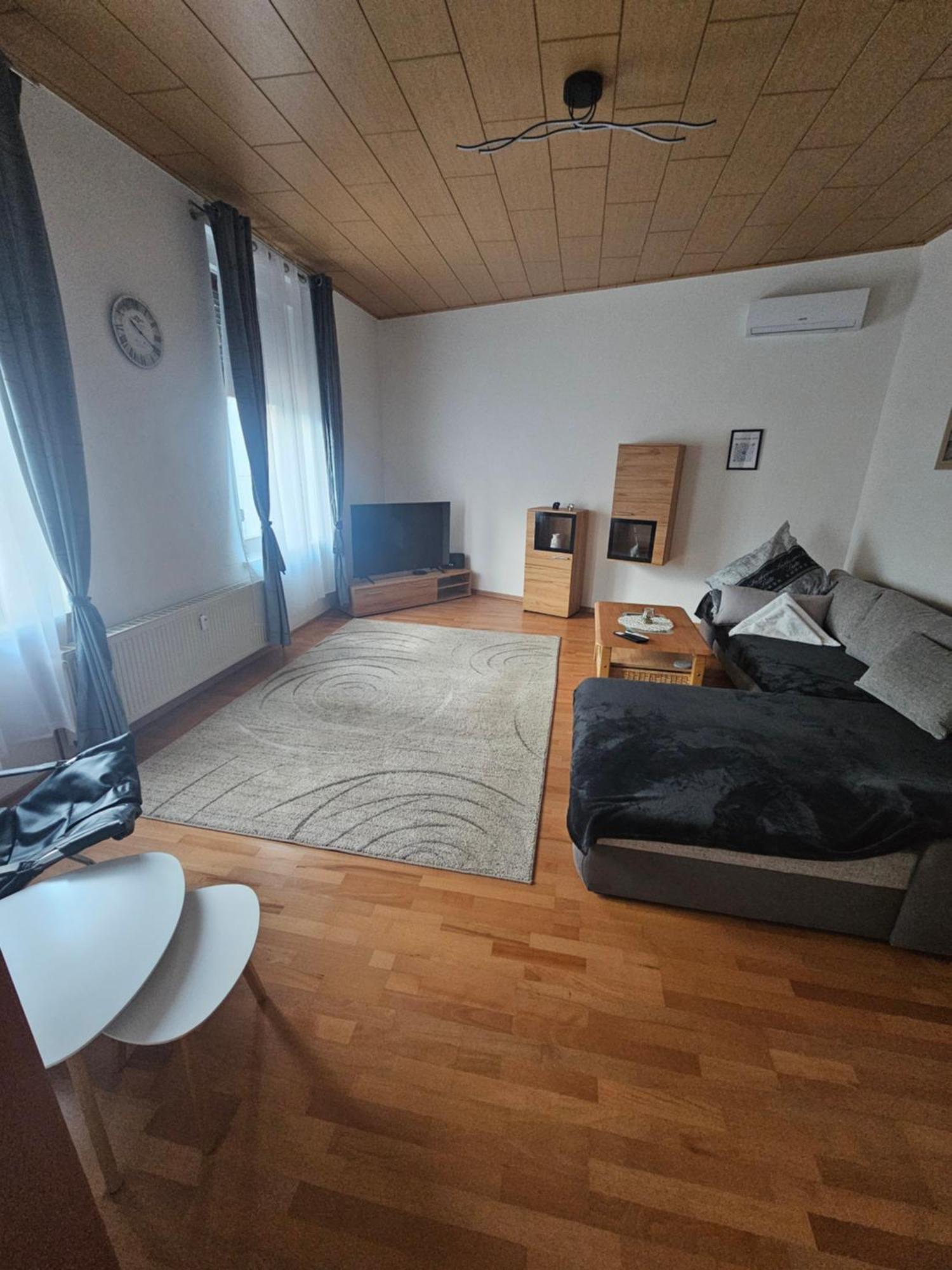 Suite Toni Bernburg Luaran gambar