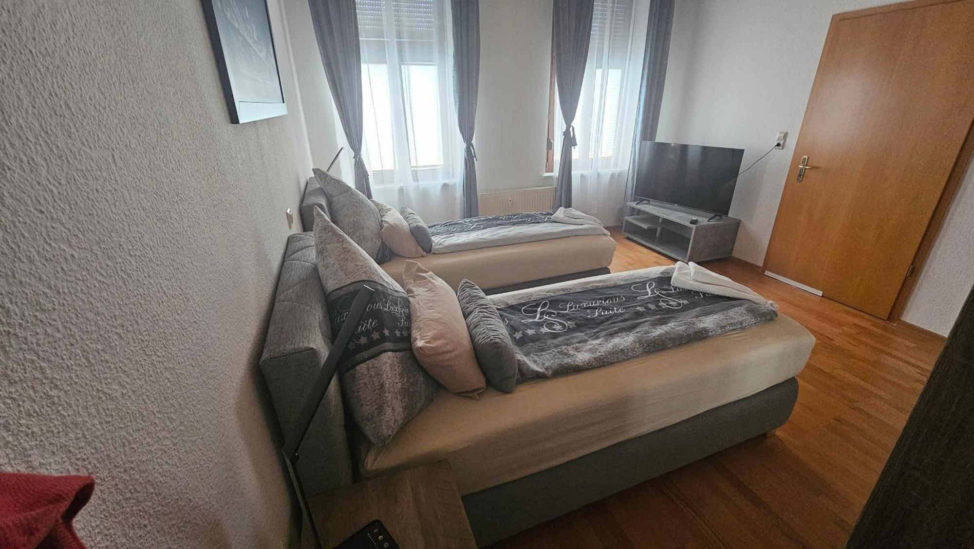 Suite Toni Bernburg Luaran gambar